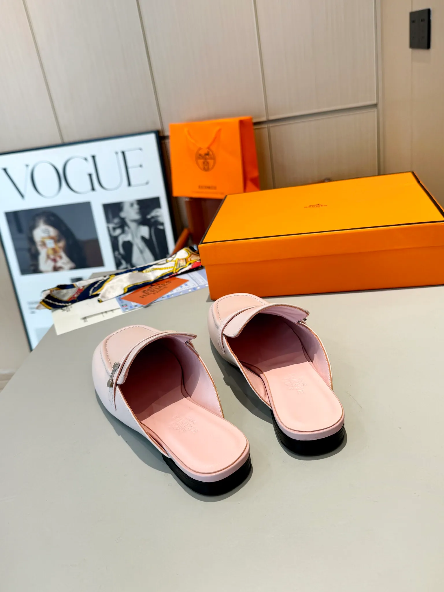 👟👟Ex-factory price 520👟👟 Hermes Groupie square-toe H-buckle mules, half-drag high heels and flat heels; the foot feel at the counter is invincible, groupie Mule shoes are made of h-buckle canvas and calfskin with mini silver Paris shoe buckles and contrasting piping. They are super beautiful in real life. Upper: imported original calfskin/original molded fabric. Lining: sheepskin. Outsole: Italian genuine leather outsole. Original packaging. Heel height: 5cm and 2 types of flat heel. Size: 35-41 (customized in size 42). Color: 6 colors.